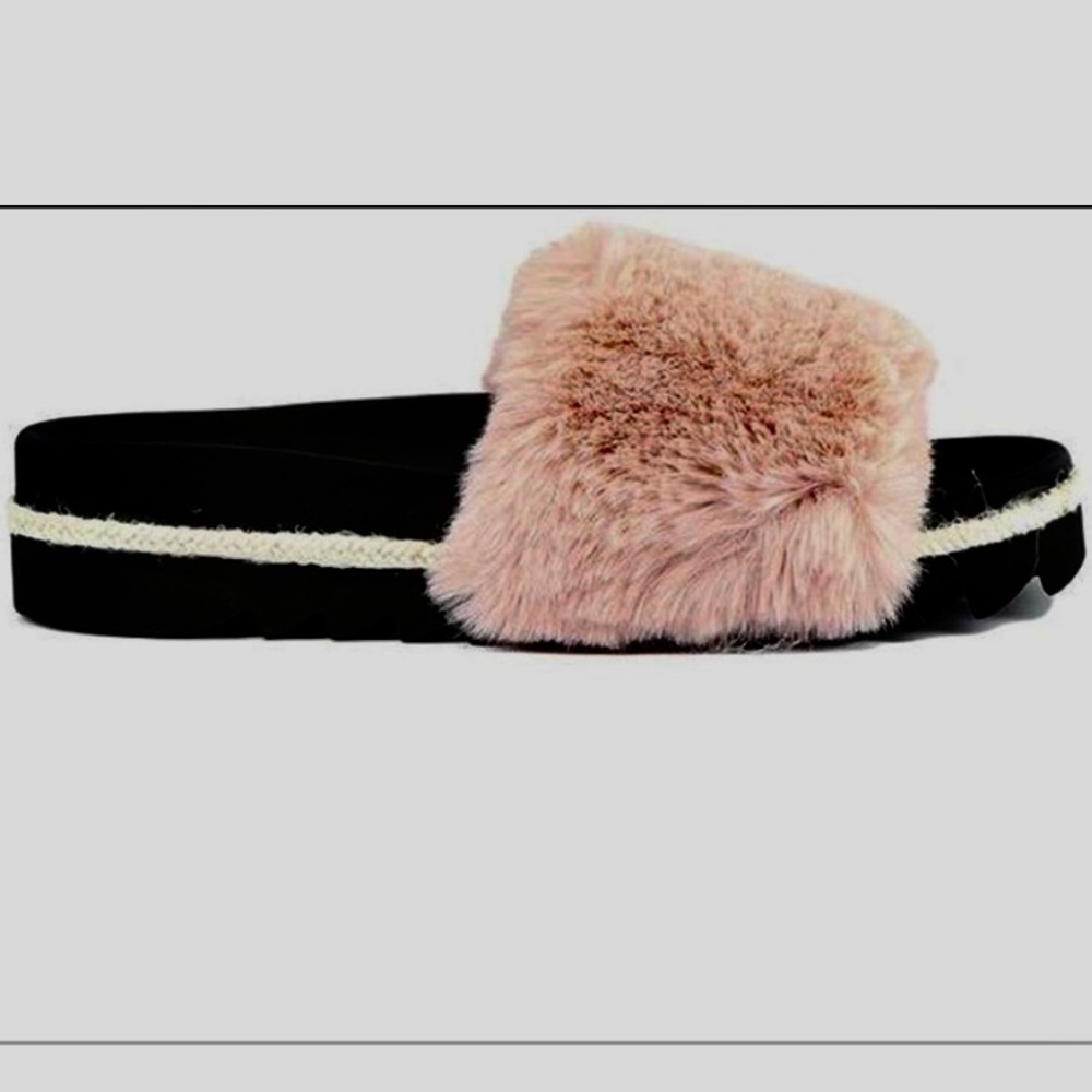 ROAM Faux Fur Fuzzy Soft Pink Slides Size 7 / 37